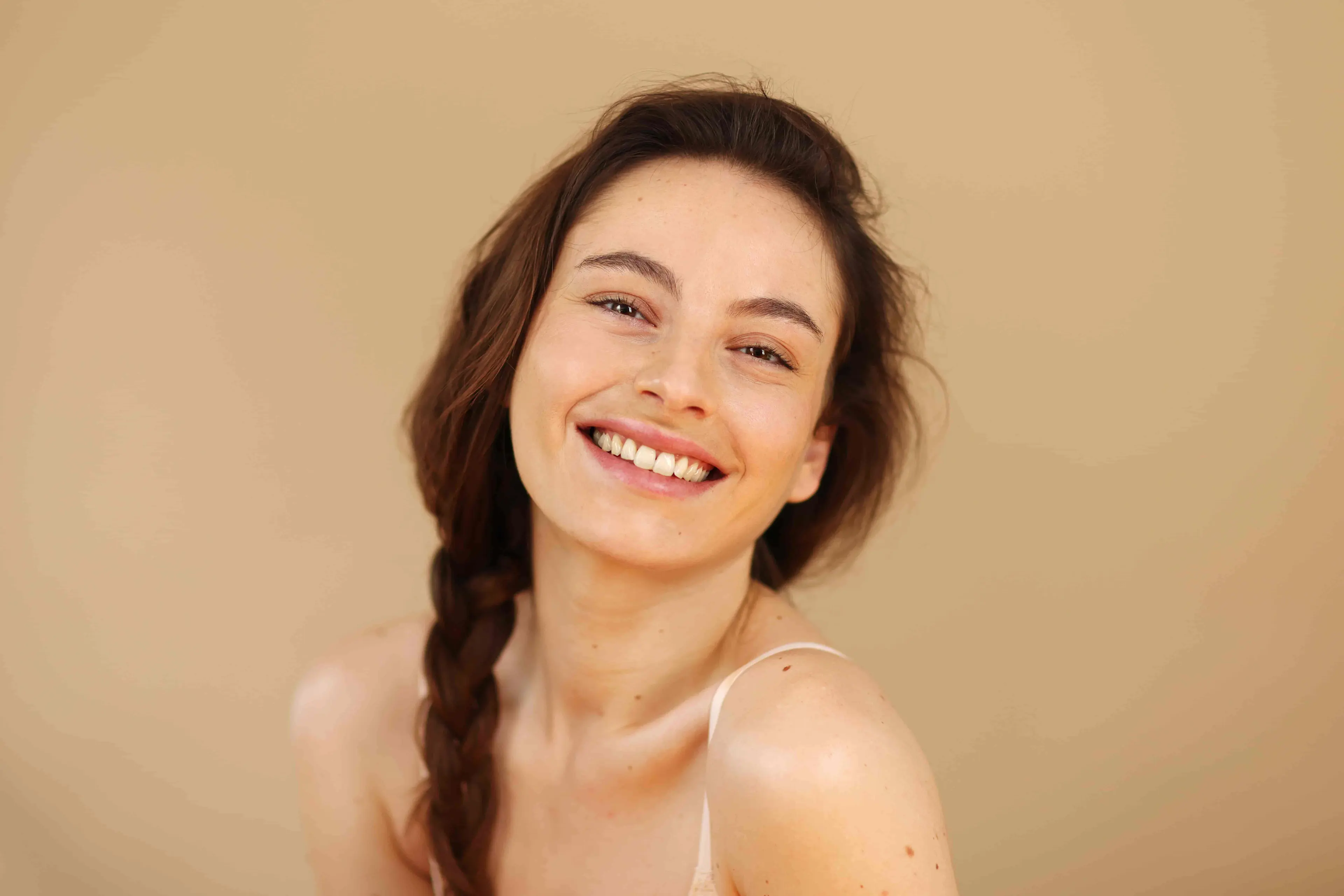 mujer con piel sensible sonrie