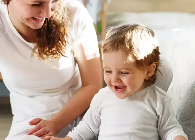 Madre e hijo divirtiéndose con actividades para niños