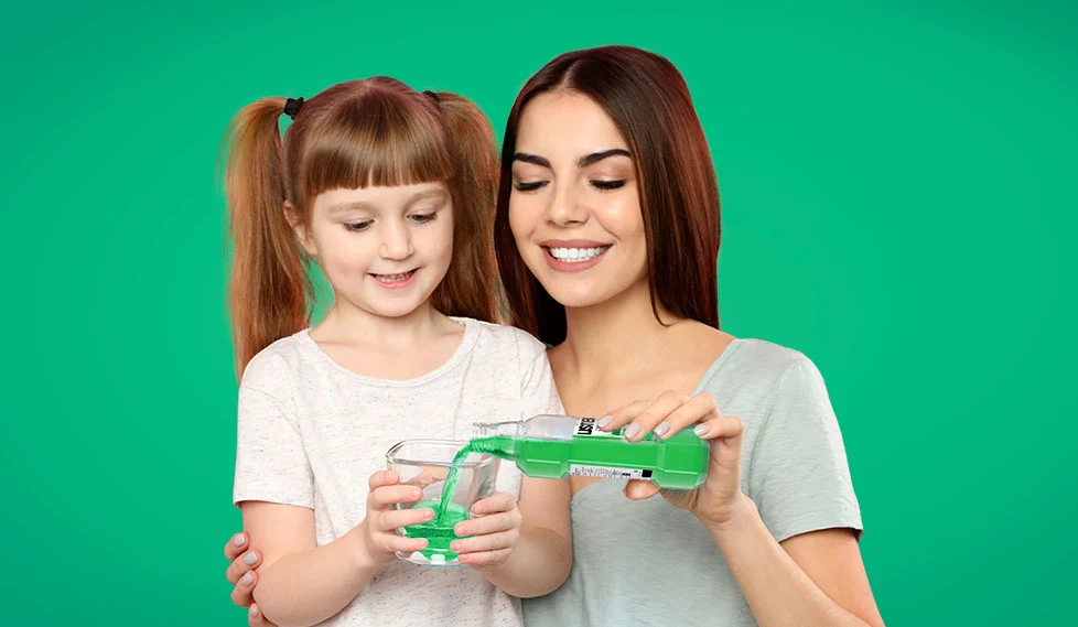 ¿Tu hijo debería usar enjuague bucal? 4 formas de hacerlo divertido