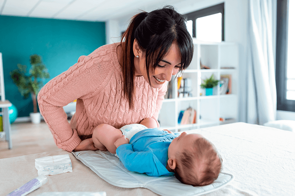 Mamá sonriendole al bebé