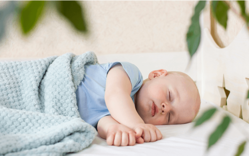 Recién nacido con su cobija