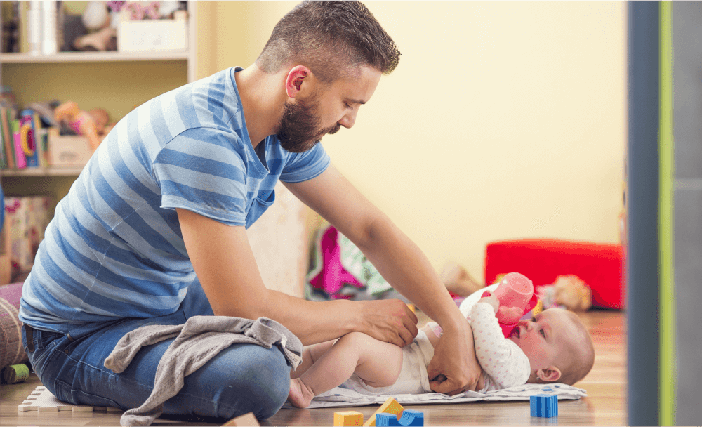 Papá jugando con su bebé