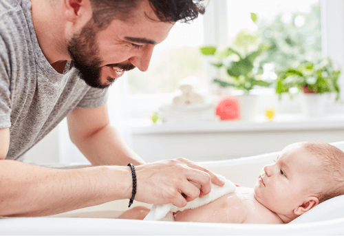 Papá acariciando a su hijo