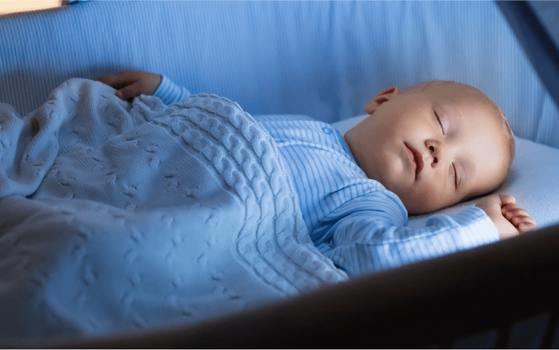 Niño durmiendo en la noche