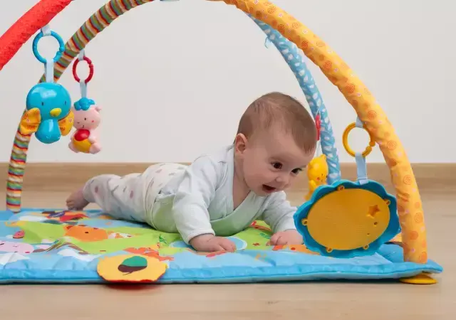 Movil para estimular la motricidad fina del bebé