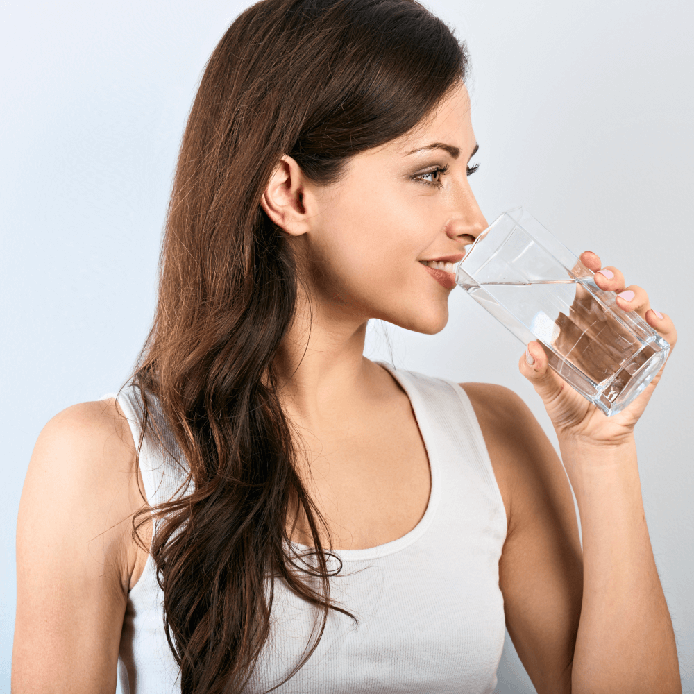 Mujer tomando agua