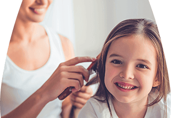 Gota - Niña siendo peinado