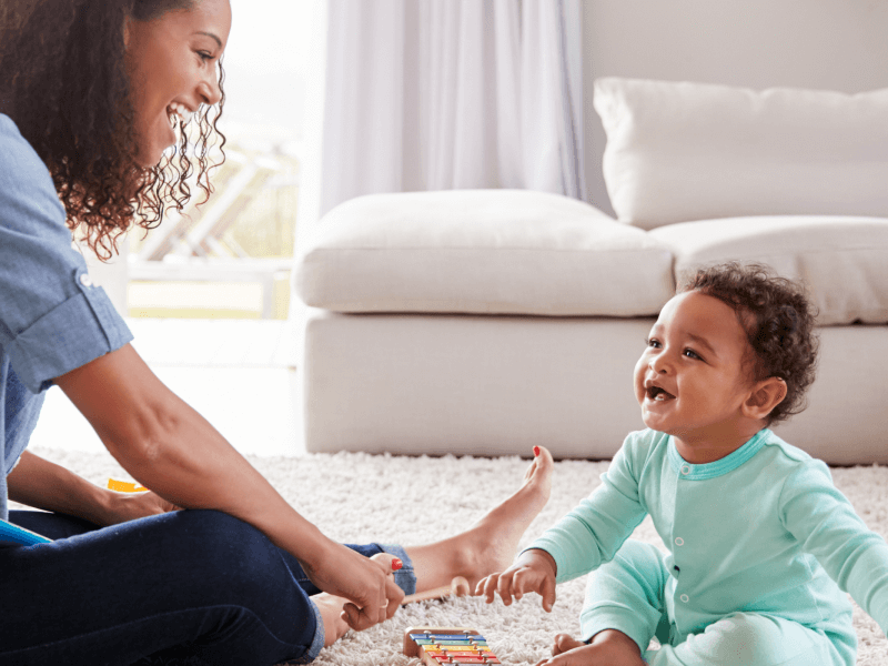 Bebé jugando con su madre