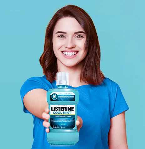 Mujer sosteniendo producto