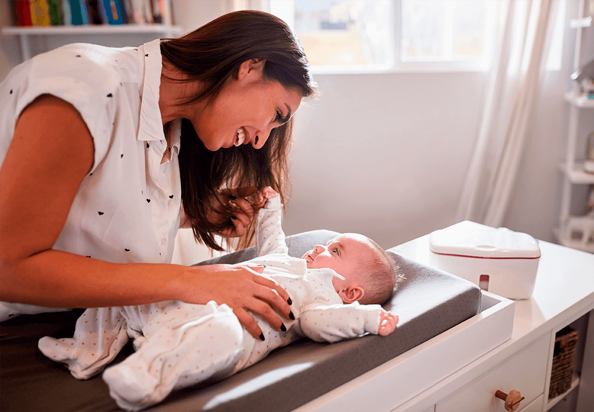 Mamá sonrie con bebé