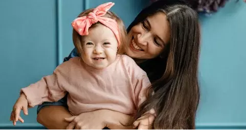 Imagen de una pequeña y su madre