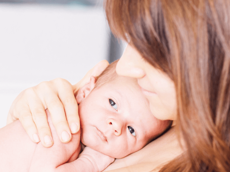 Hombre acariciando el vientre de su esposa