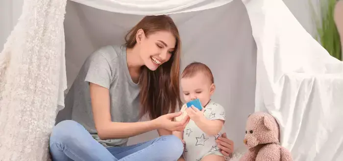 Hacer una fortaleza con mantas para la estimulación cognitiva de tu hijo