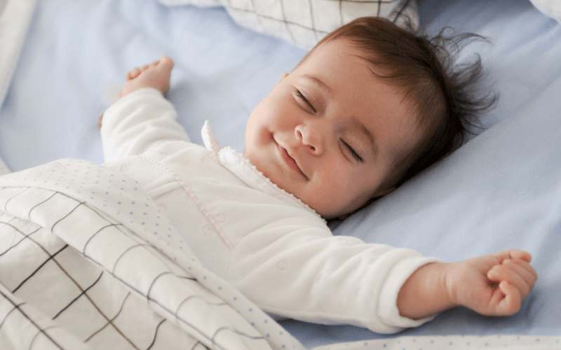 Niño durmiendo en su cama