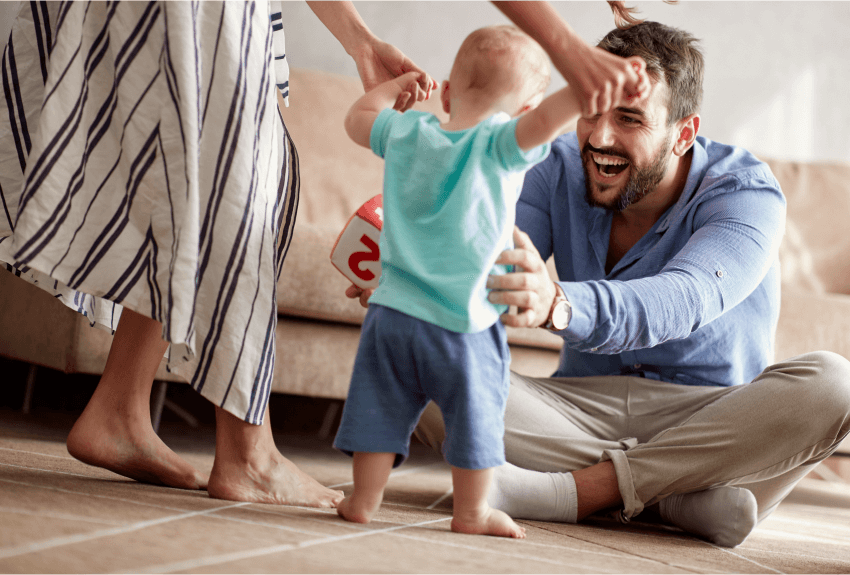 Padres jugando con su bebé