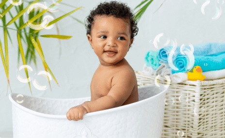 Bebé tomando un baño