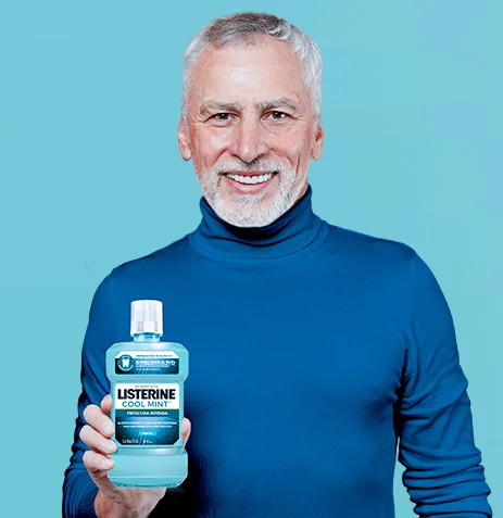 Hombre sosteniendo producto