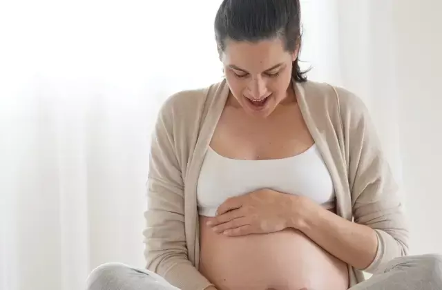 Madre embarazada acariciando su vientre