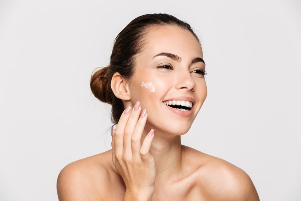 mujer aplicando gel hidratante NEUTROGENA