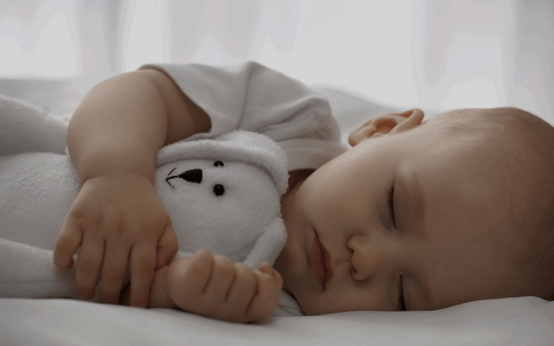 Bebé durmiendo en la cuna