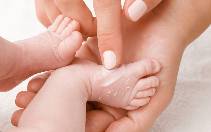 Madre realizando un suave masaje a su bebé