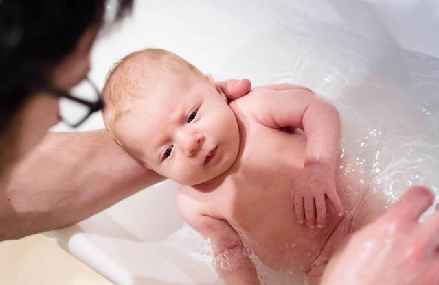 Bebe en la bañera