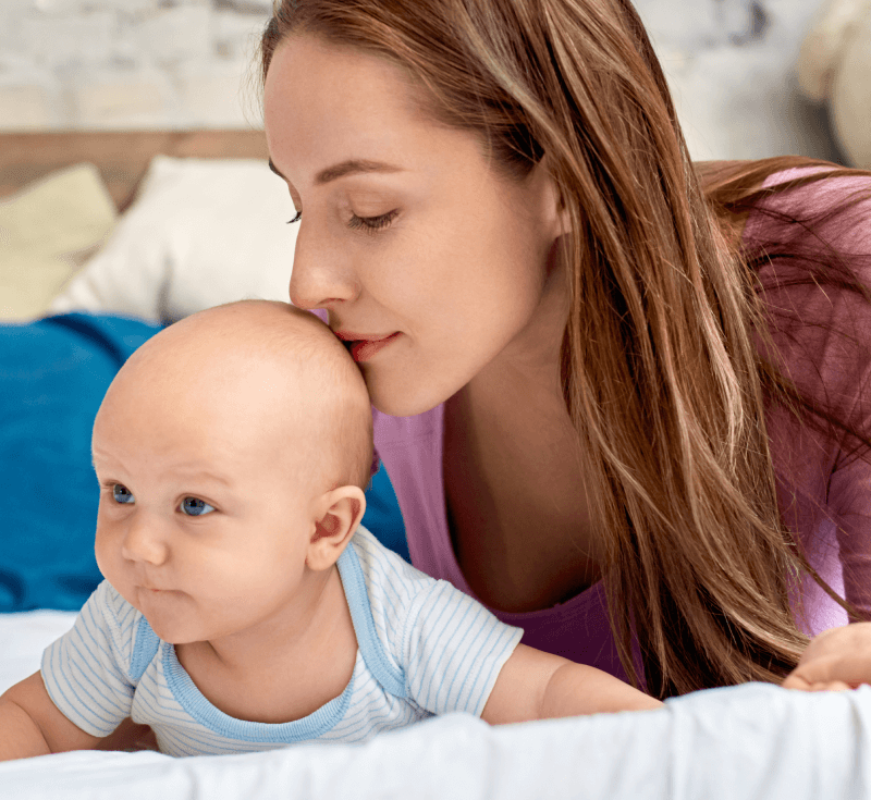 Madre acariciando su hijo