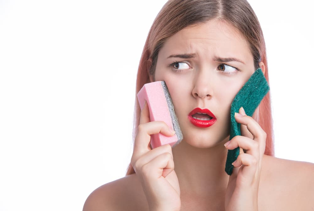 mujer buscando una solución exfoliante para su rostro