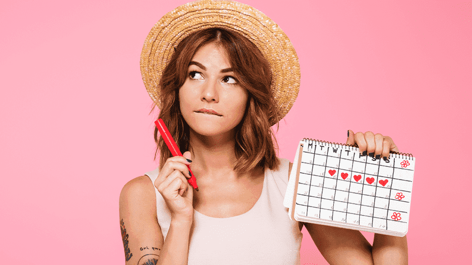 Mujer con calendario menstrual