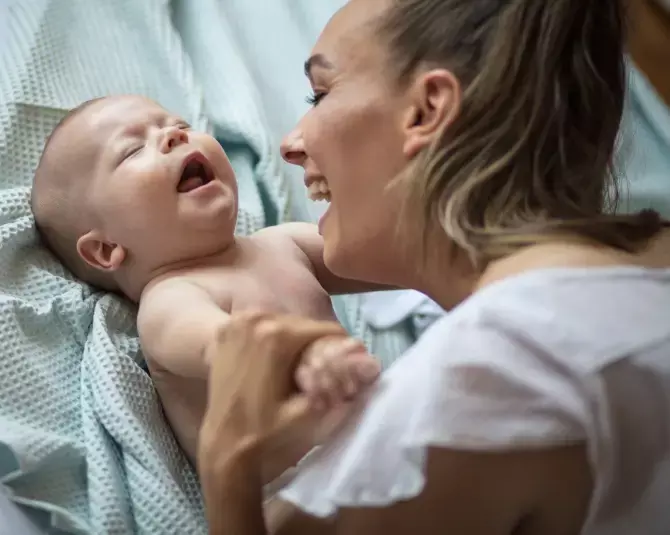 Madre feliz con su bebé