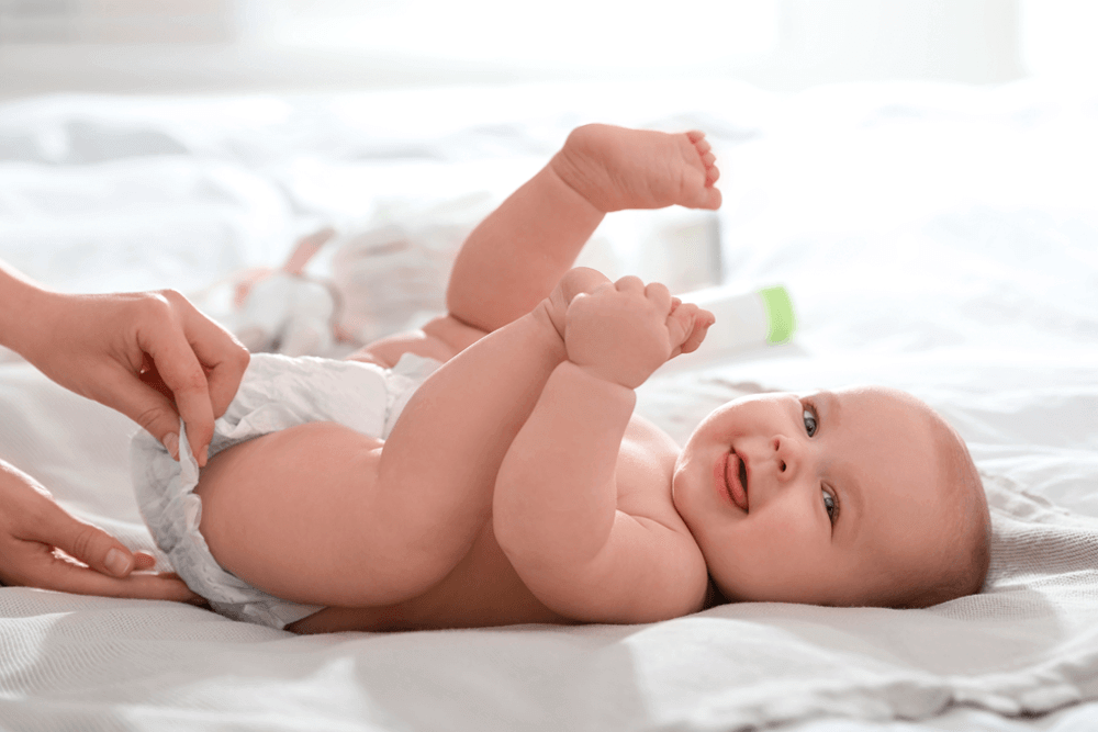 Niño sonriendo mientras le peinan