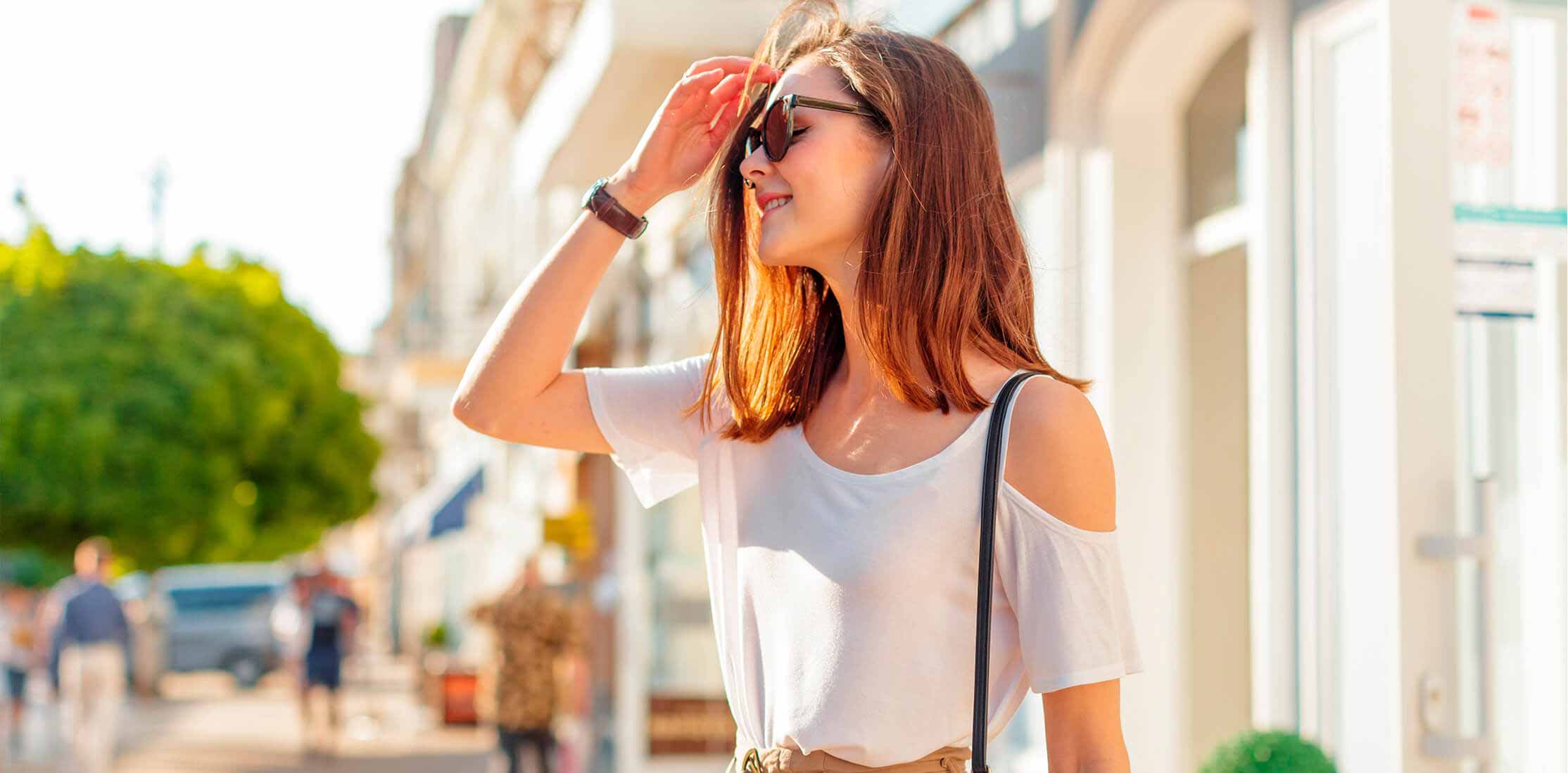 Mujer caminando debajo de sol