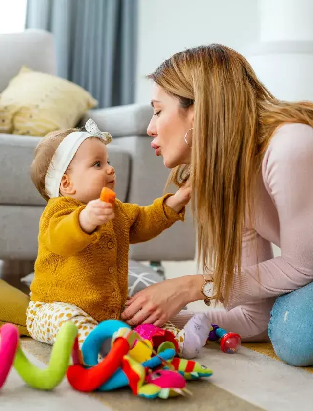 Bebé desarrollando destrezas de motricidad fina