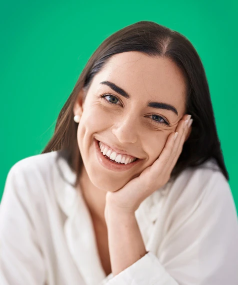 mujer soniendo y con la mano en la cara