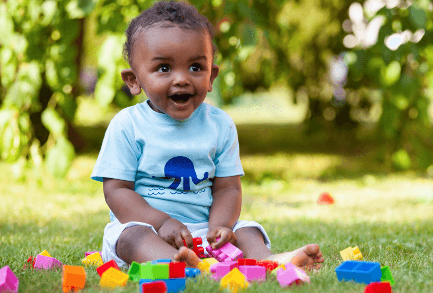 Bebé jugando en el césped