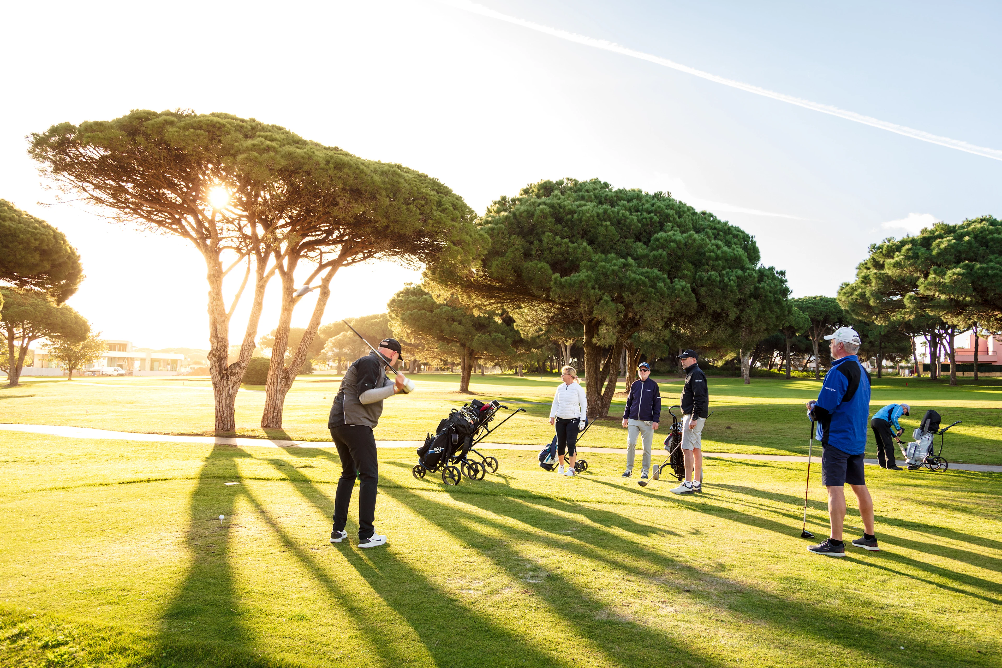 Gruppe med golfspillere på første tee