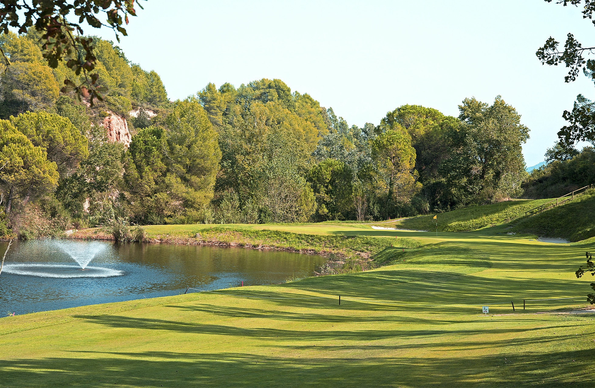 golfhull med dam og fontene