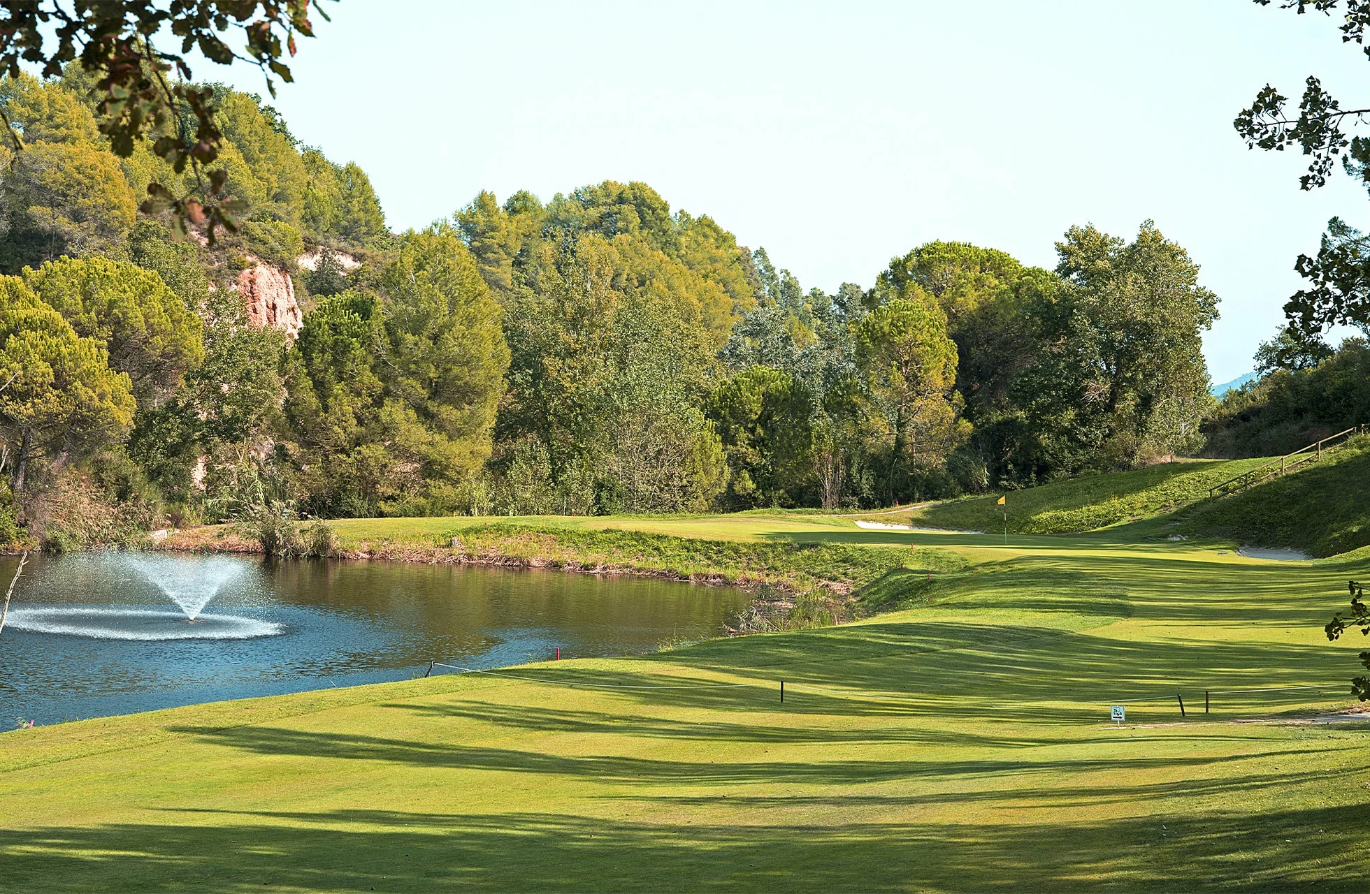 golfhull med dam og fontene