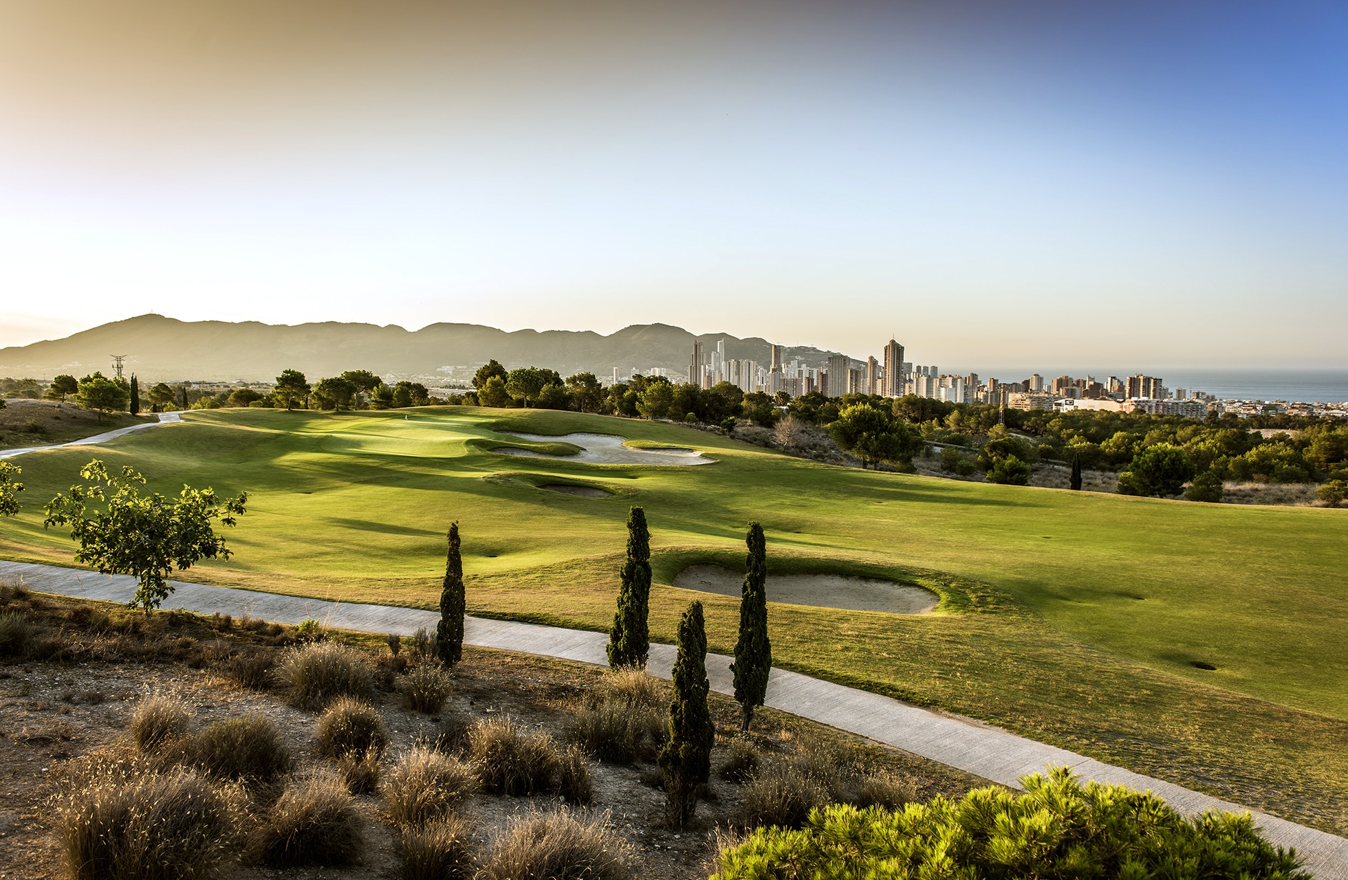 golfbane med utsikt over fairwayen og det omkringliggende landskapet
