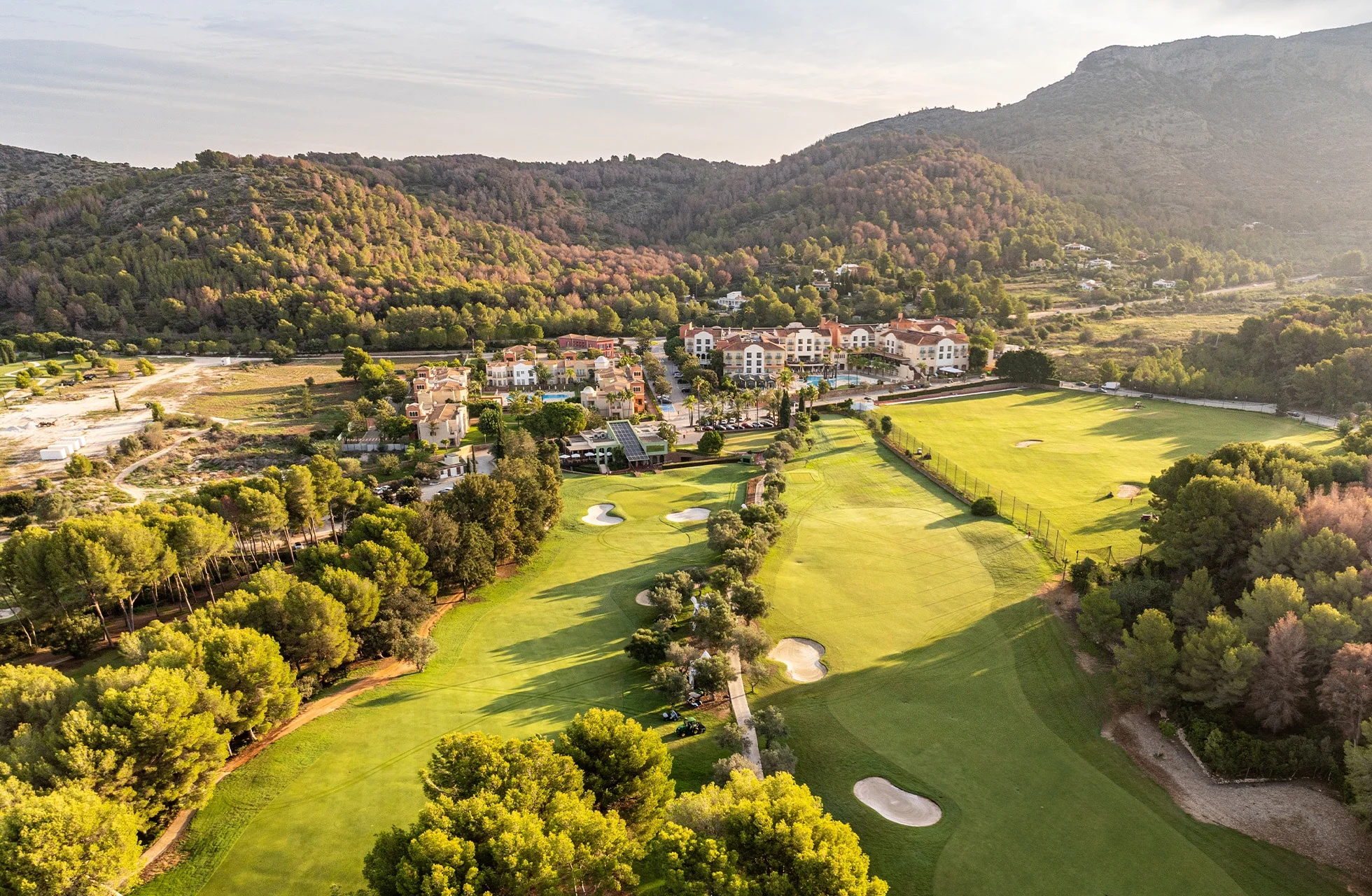 Dronebilde som viser feriestedet og omkringliggende golfbaner