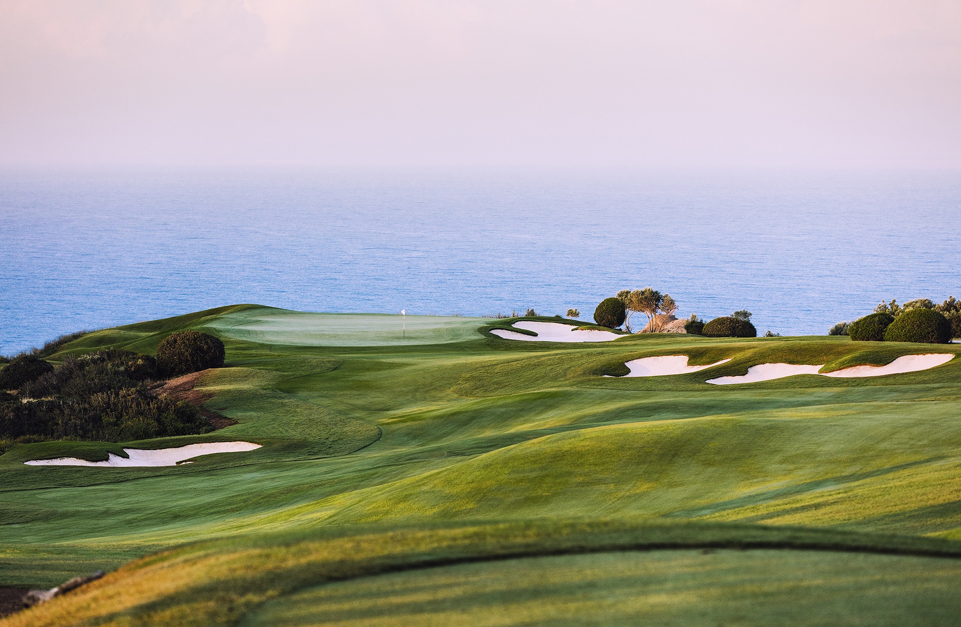 green og bunkere på aphrodite hills golf med utsikt mot havet