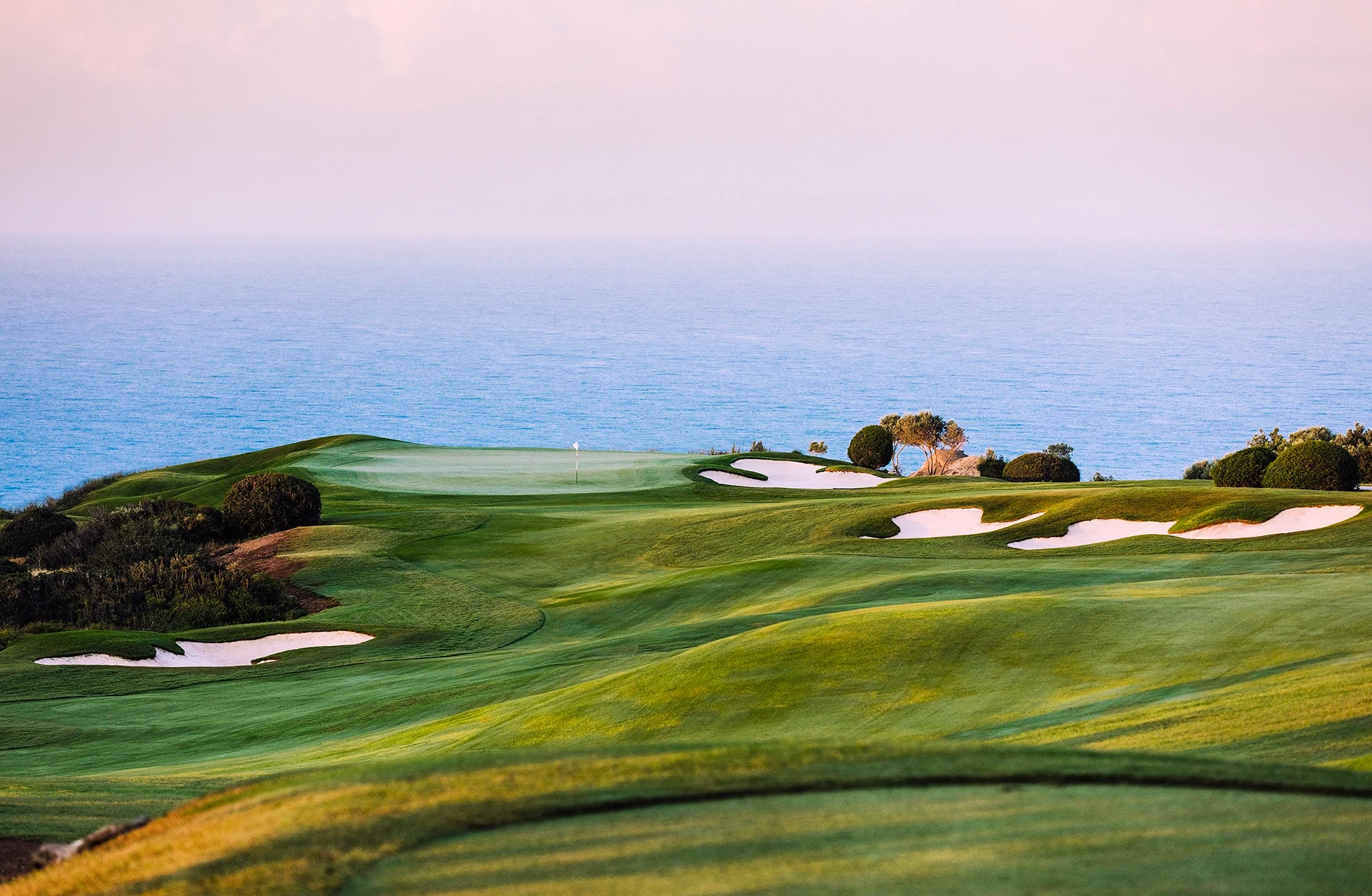 green og bunkere på aphrodite hills golf med utsikt mot havet