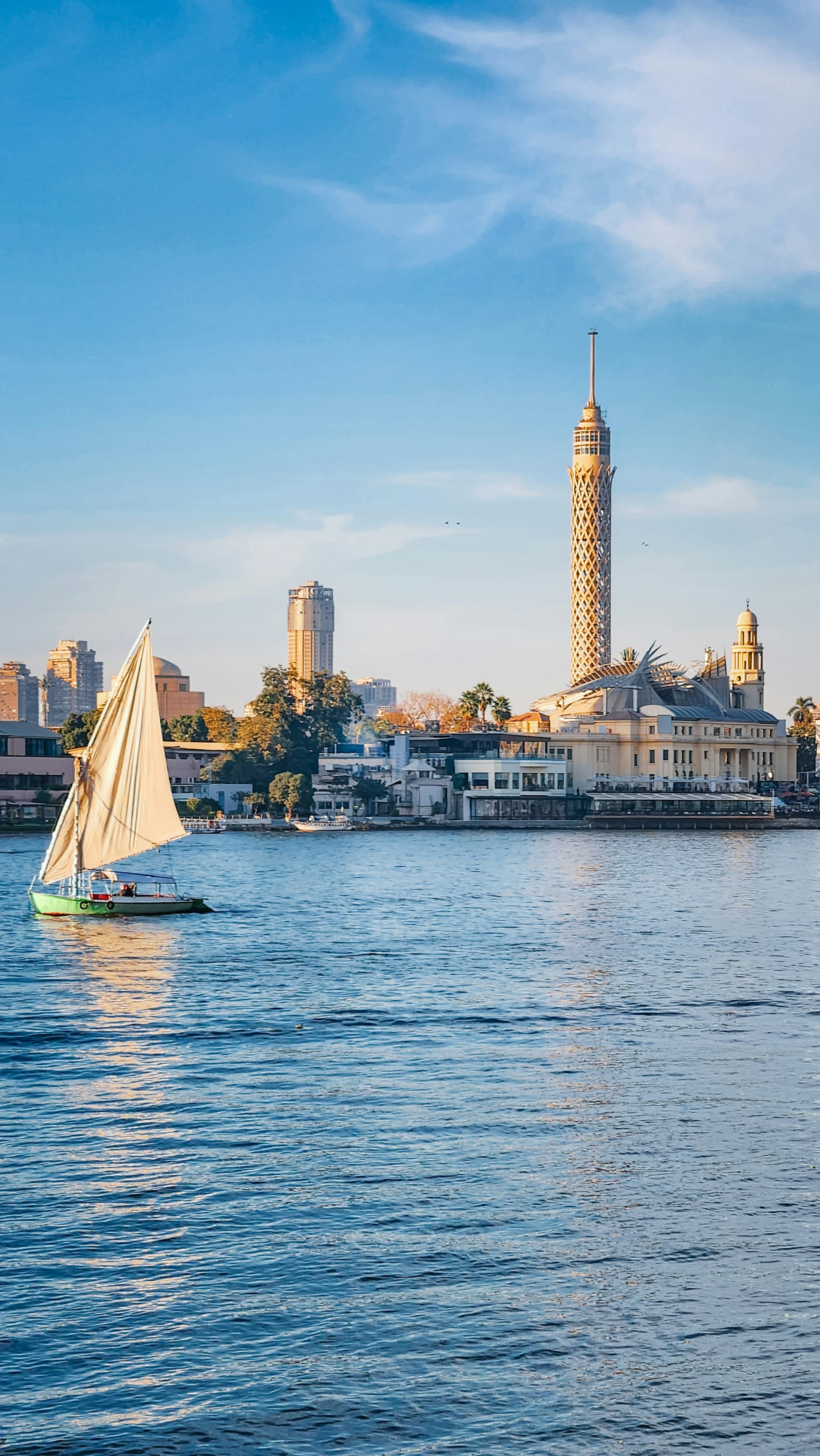 purjevene niilillä, taustalla kairón kaupunki ja cairo tower