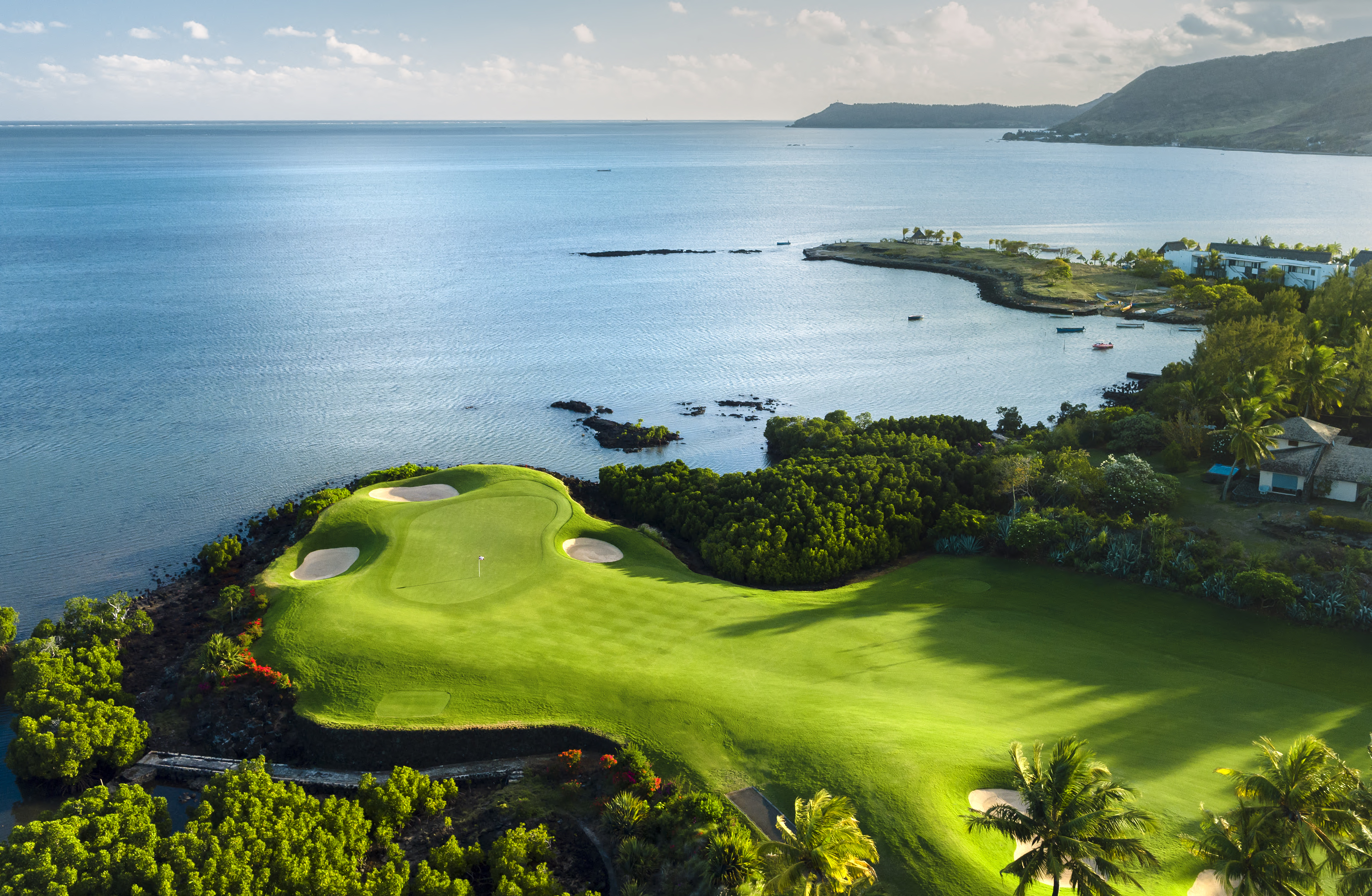 ilmakuva anahita golf club mauritius -golfkentästä, jossa viheriö ja väylä sijaitsevat aivan meren ja rannikon tuntumassa