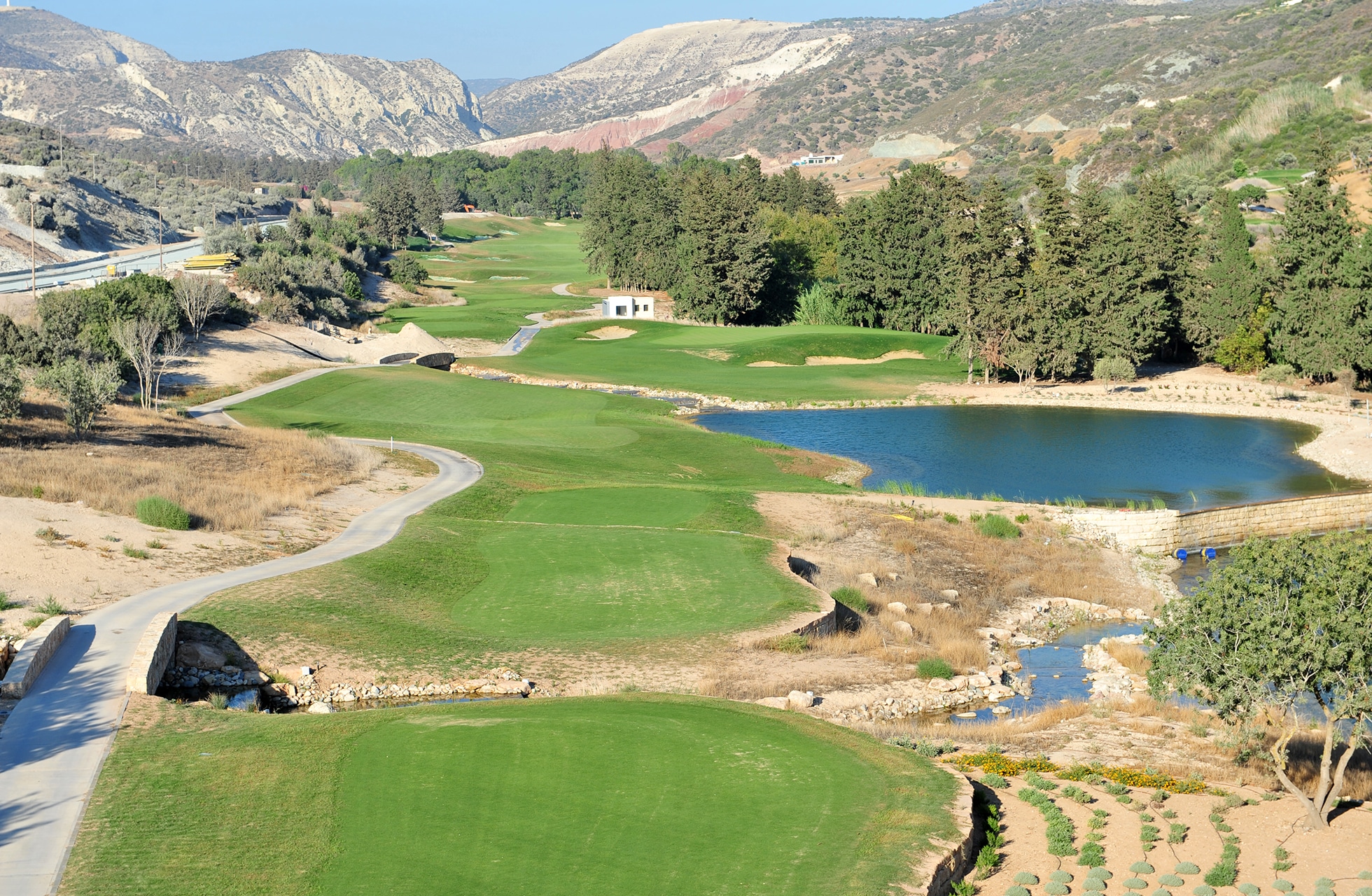 golfhull på secret valley golf club med vannhinder, fairway og fjellandskap