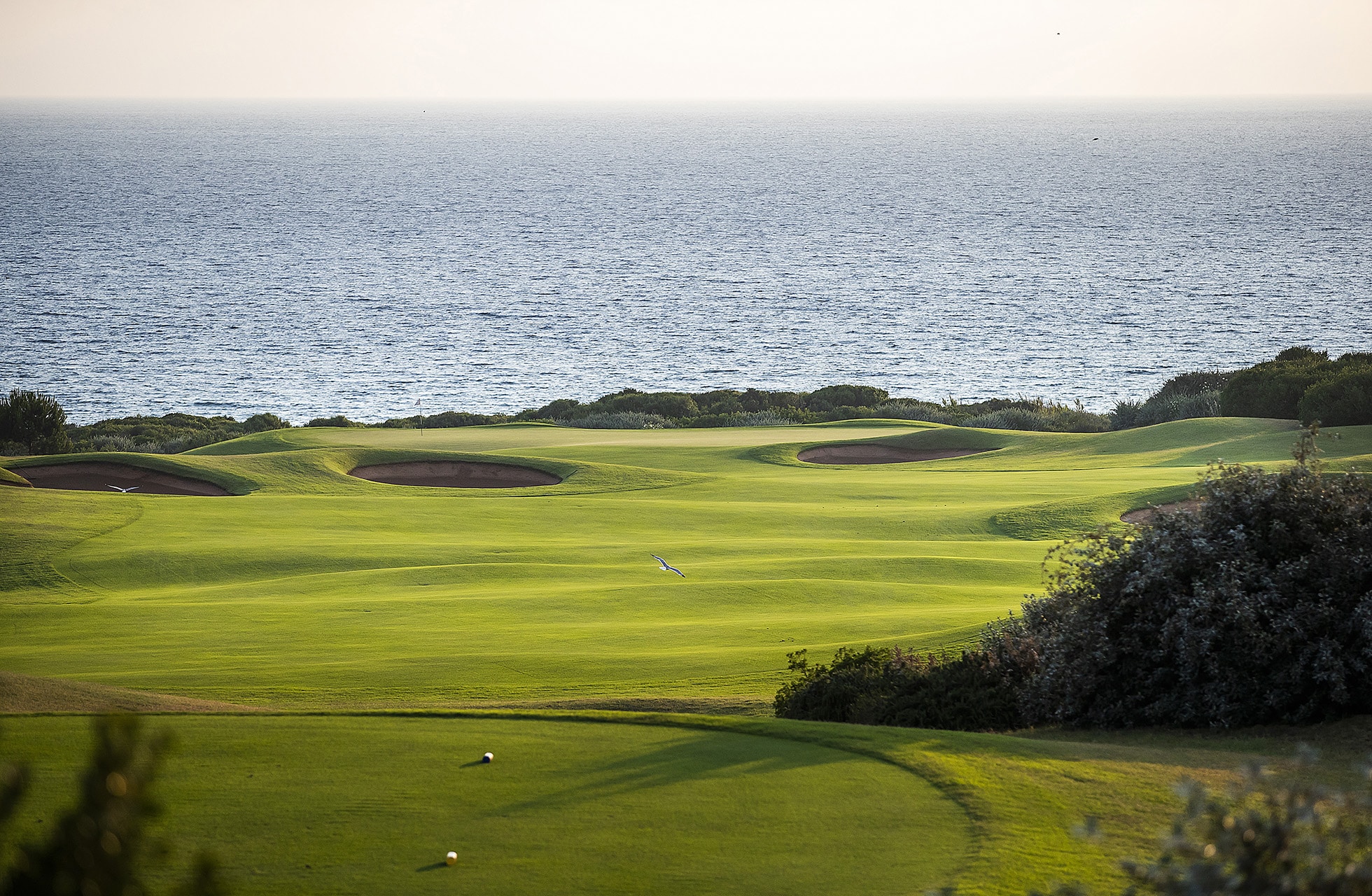 fairway og bunkere på the dunes course costa navarino med havutsikt