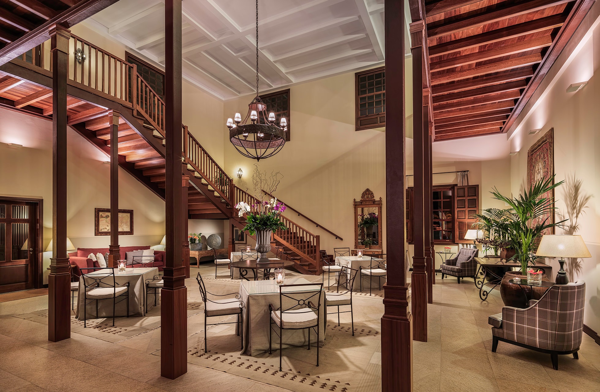 elegant innendørsområde på meliá hacienda del conde med sittegrupper, trapp, søyler og varm belysning