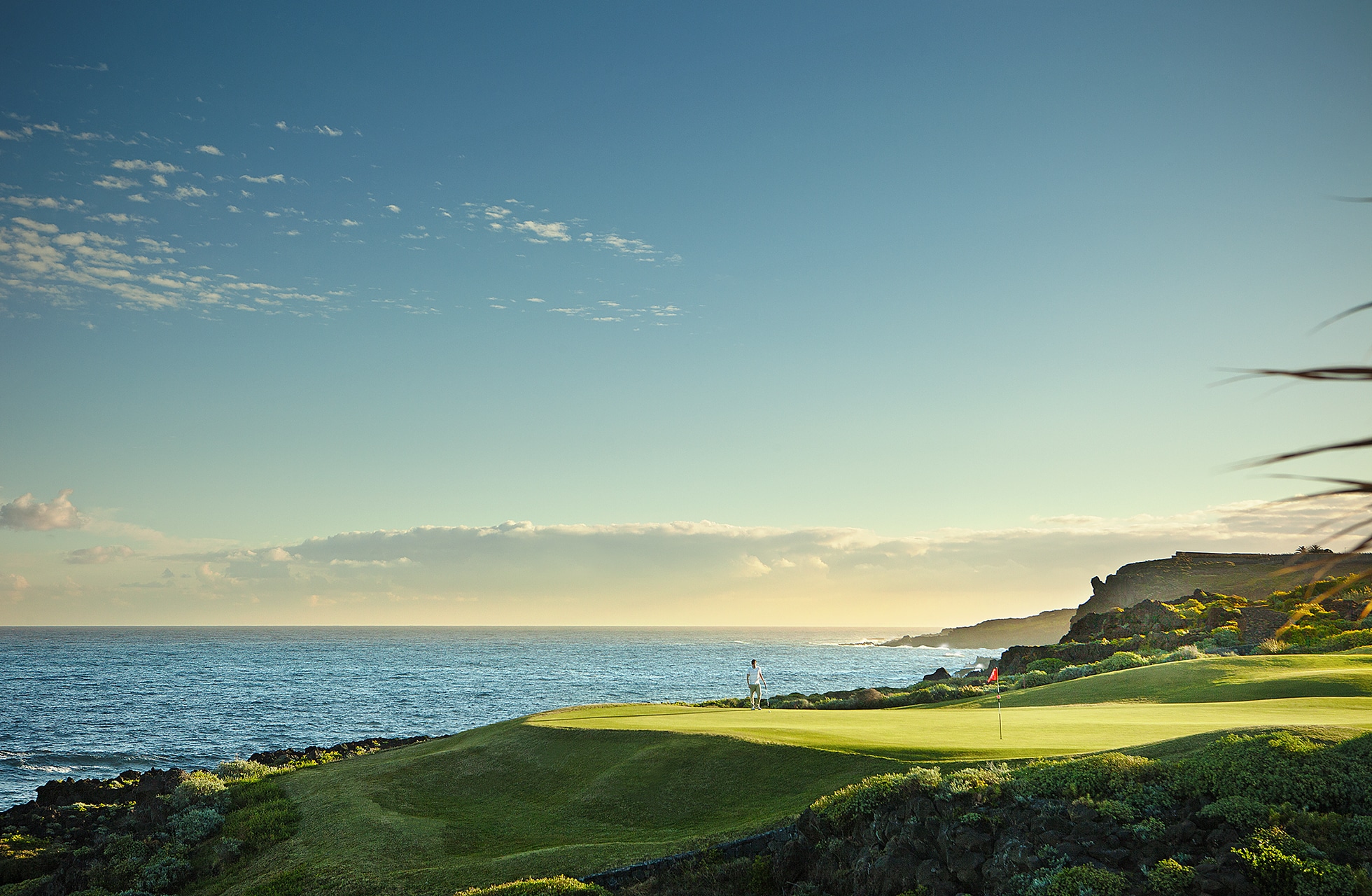 green buenavista golfin kentällä teneriffalla, atlantin rannan tuntumassa, avoin merinäkymä, laavakalliot ja kumpuileva maisema
