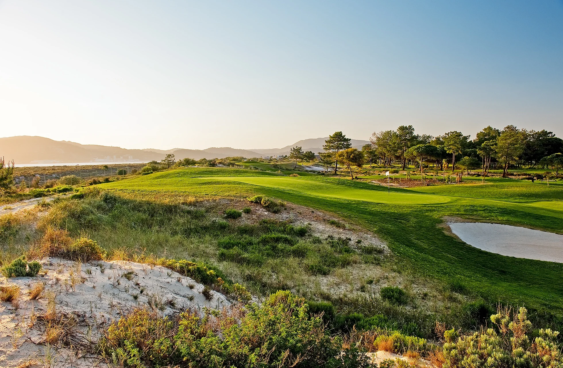 kystnær utsikt over tróia golf i portugal med fairway, bunker og sanddyner i naturlig landskap