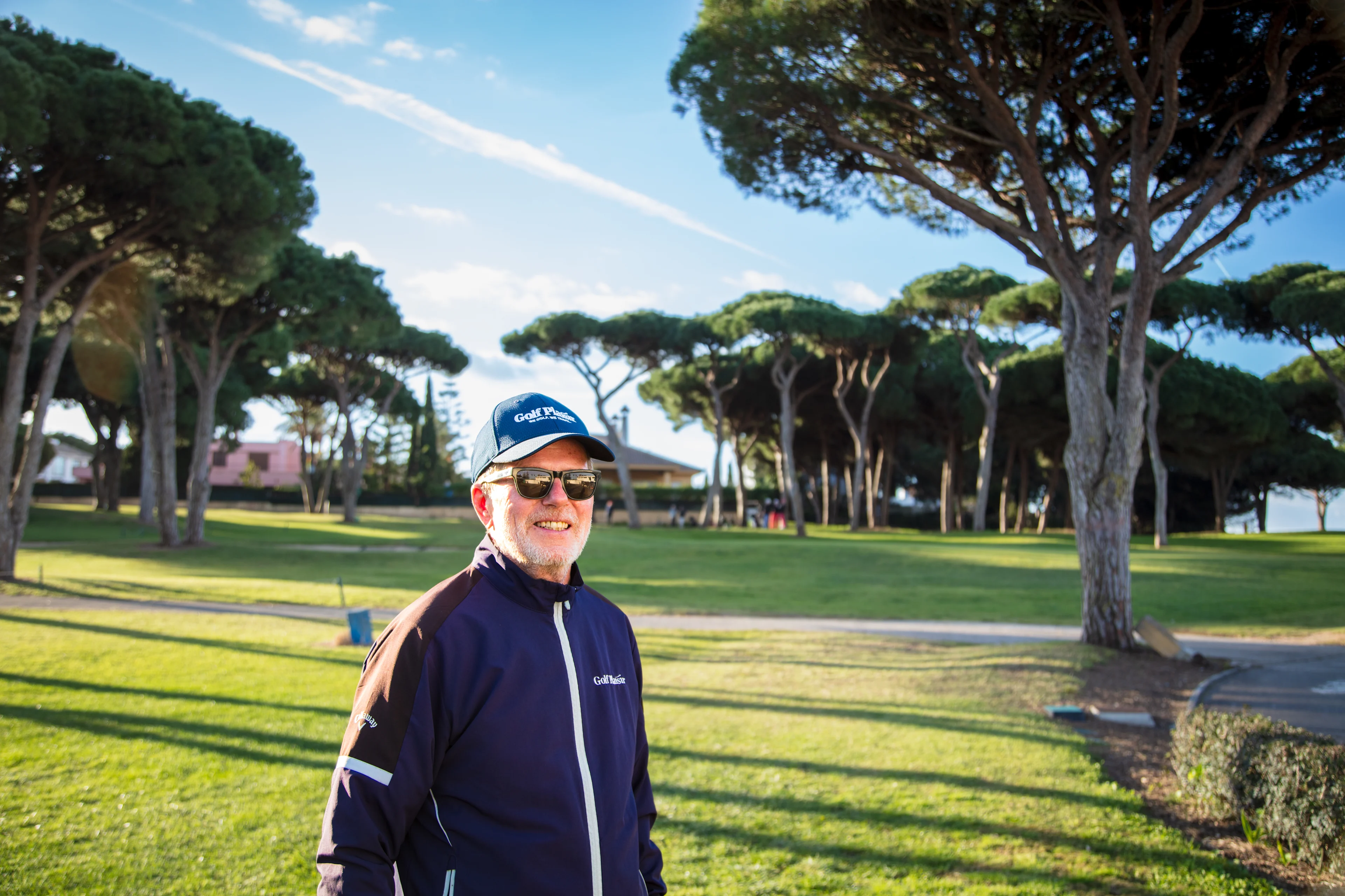glad reiseleder på golfbane